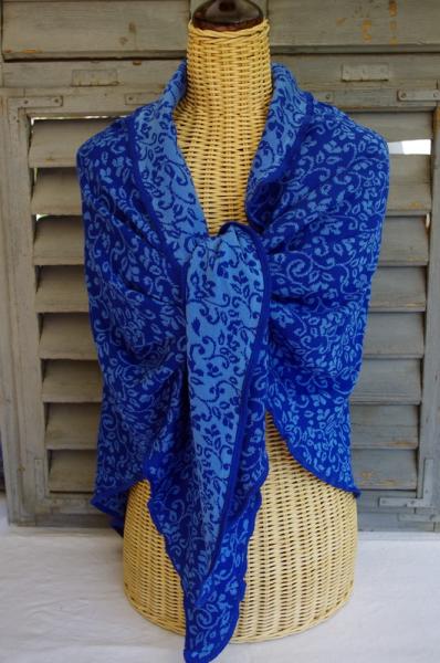 Invero Dreiecktuch Neele blau um die Schultern gelegt und geknotet auf Kleiderpuppe